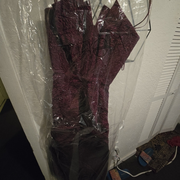 Dresses - Picture 1 of 2